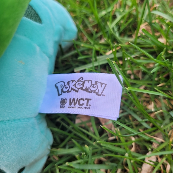 Pokemon Holiday Bulbasaur Plush. - Picture 6 of 8
